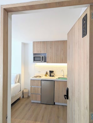 Estudio Moderno con Jacuzzi & Terraza | Laureles - 203 | In-room safe, desk, blackout drapes, bed sheets - CAVE (MedellÃn)