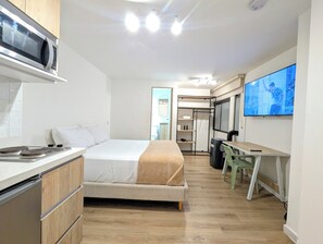 Pengeskab på værelset, skrivebord, mørklægningsgardiner, sengetøj