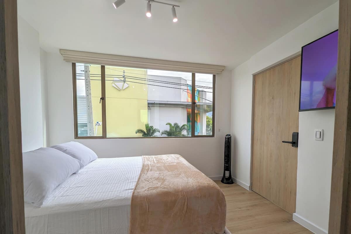 Laureles, 1 Estudio + 1 Habitacion con A/C-301 & 304 | Tallelokero huoneessa, työpöytä, pimennysverhot, vuodevaatteet