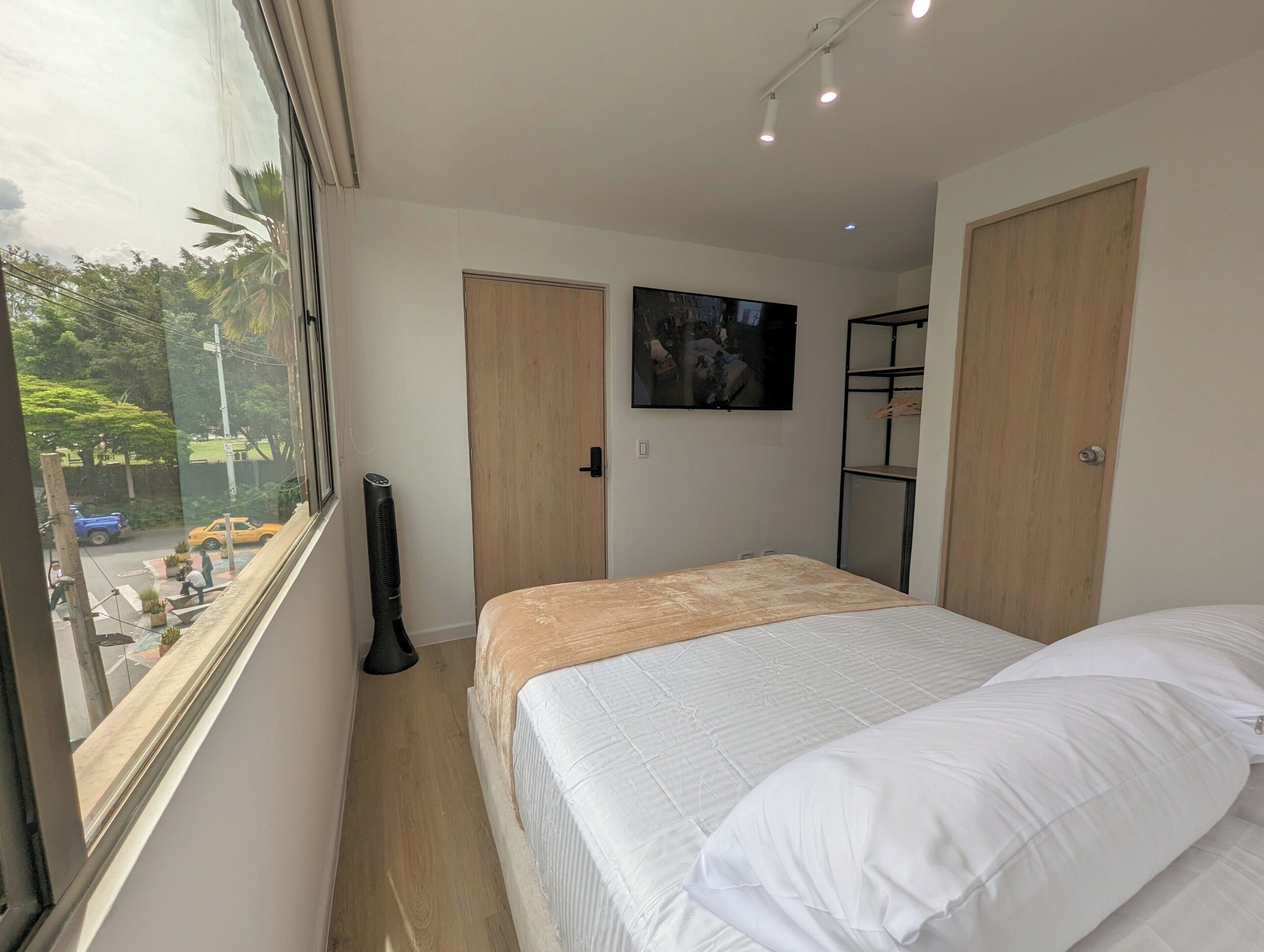  Laureles, Habitación Privada con A/C- 304 | Safe på rommet, skrivebord, blendingsgardiner og sengetøy
