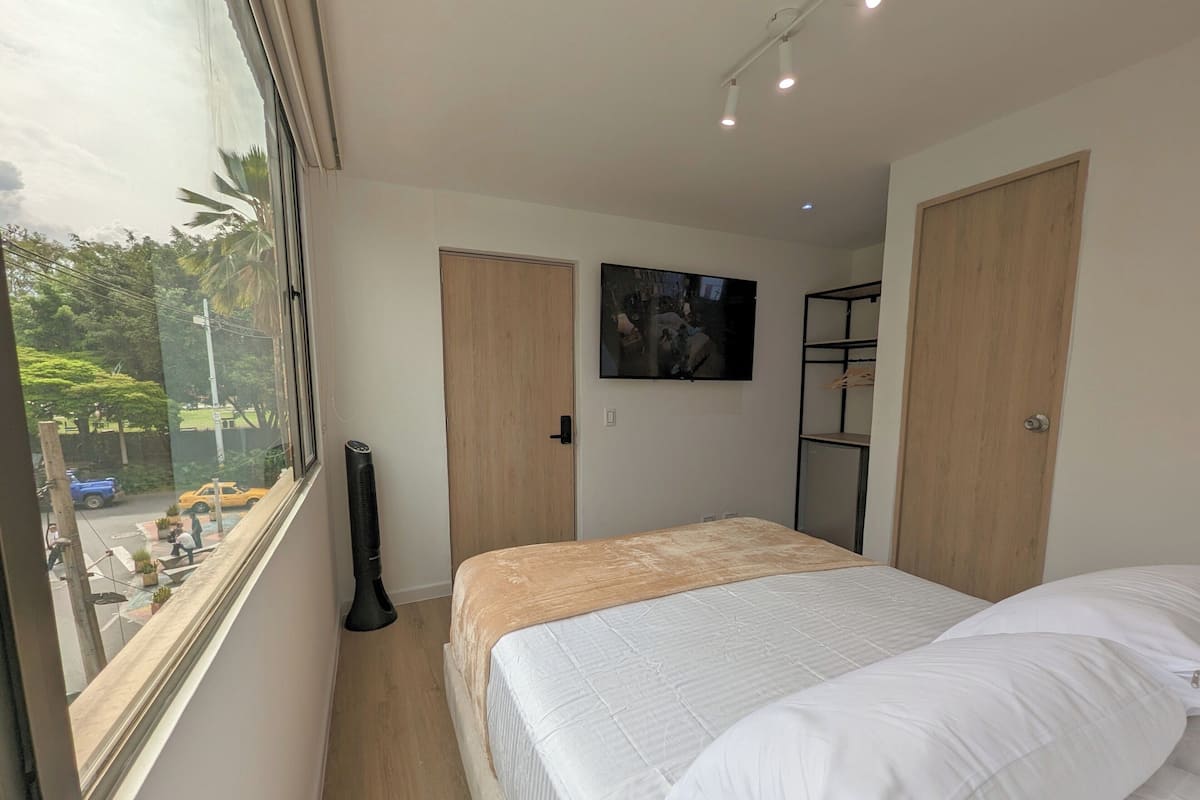 Laureles, Habitación Privada con A/C- 304 | Tallelokero huoneessa, työpöytä, pimennysverhot, vuodevaatteet