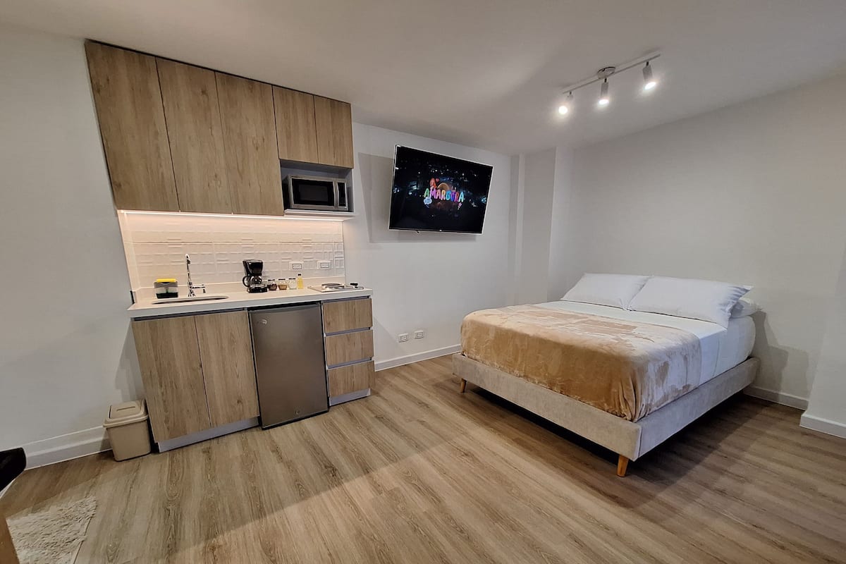 Estudio Laureles, 2 Hab independient A/C 502 & 503 | Tallelokero huoneessa, työpöytä, pimennysverhot, vuodevaatteet