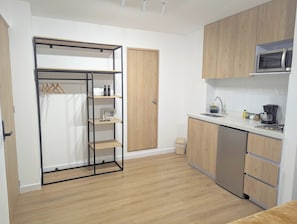 In-room safe, desk, blackout drapes, bed sheets - CAVE (Medellín)