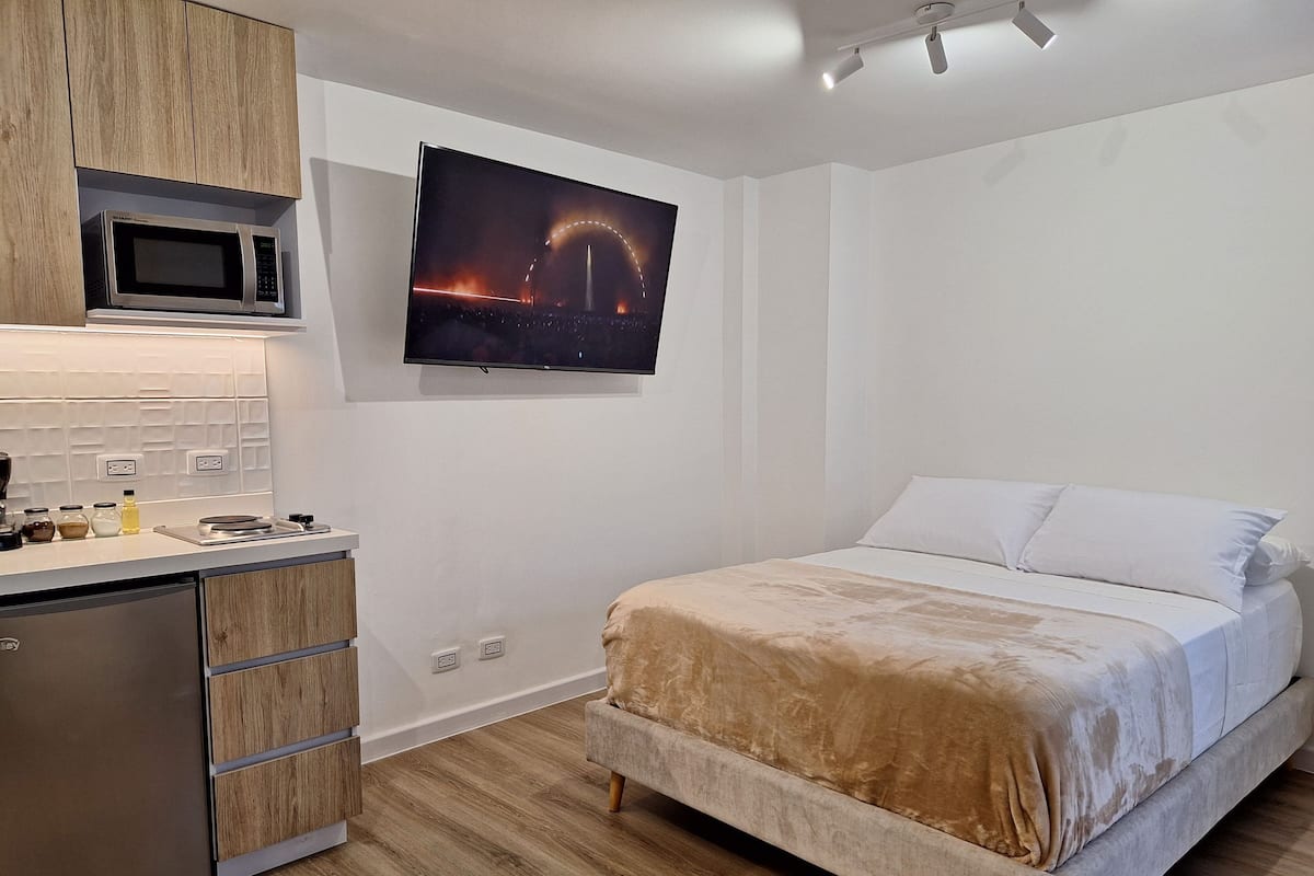 Caja fuerte, escritorio, cortinas opacas y ropa de cama