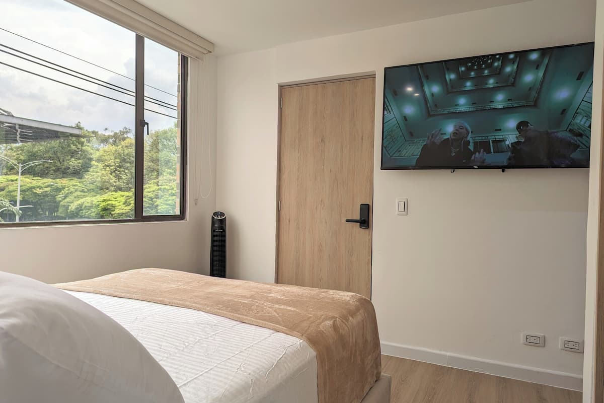 Caja fuerte, escritorio, cortinas opacas y ropa de cama