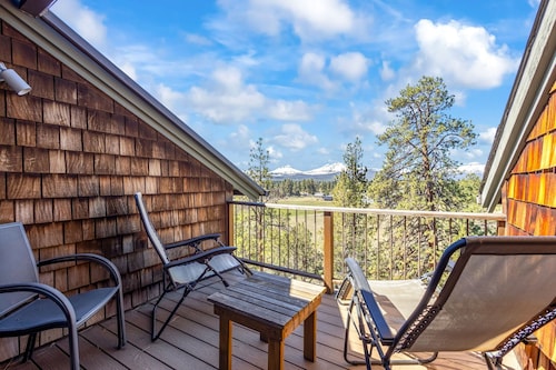 Sisters Chalet 1-bed retreat with WiFi, AC, and views near downtown Sisters.
