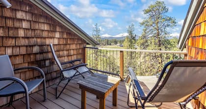 Sisters Chalet 1-bed retreat with WiFi, AC, and views near downtown Sisters.