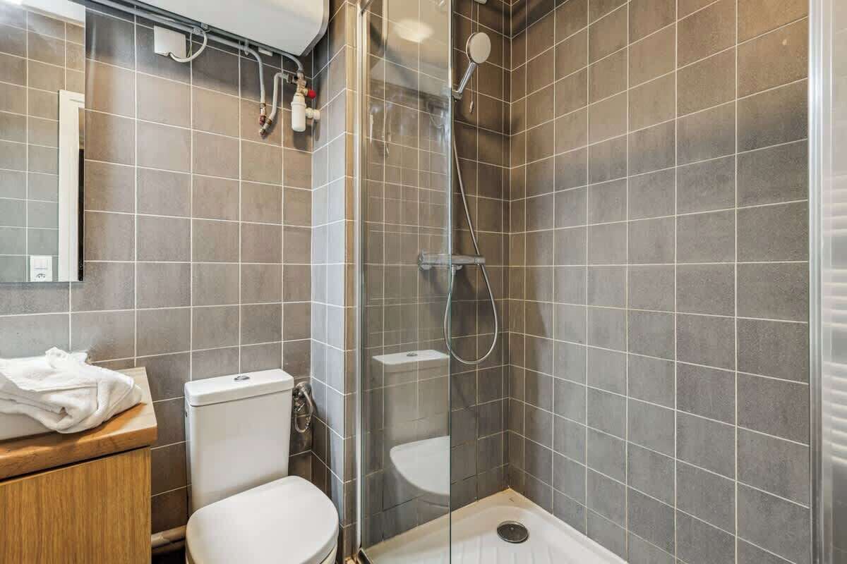 Shower, hair dryer, shampoo