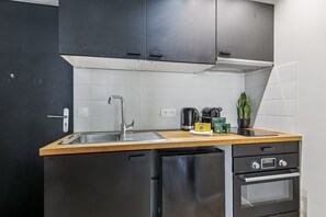 Fridge, oven, dishwasher, coffee/tea maker