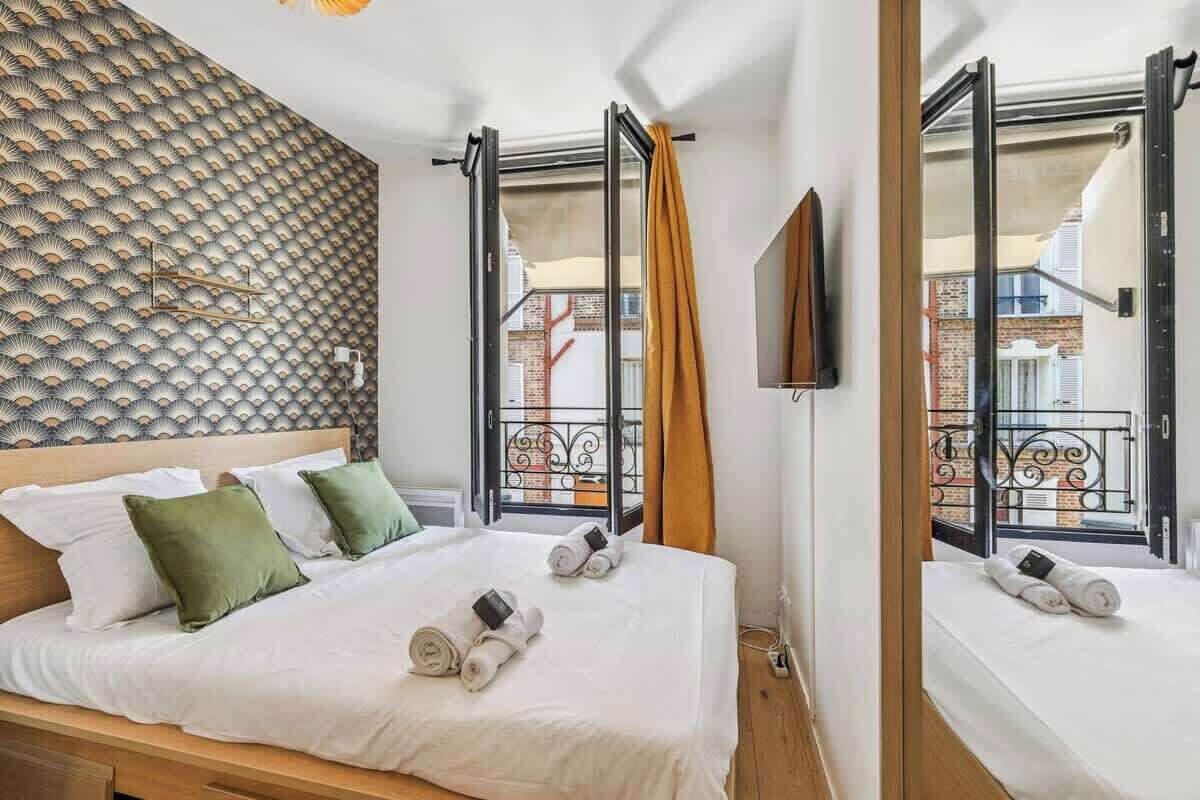 1 chambre, fer et planche à repasser, lit de bébé portatif