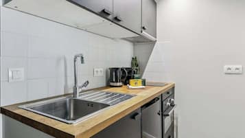 Fridge, oven, dishwasher, coffee/tea maker
