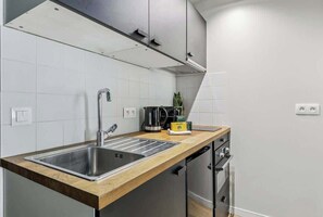 Fridge, oven, dishwasher, coffee/tea maker