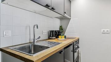 Fridge, oven, dishwasher, coffee/tea maker