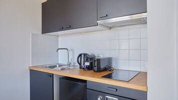 Fridge, microwave, oven, coffee/tea maker