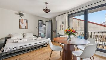 2 chambres, bureau, fer et planche à repasser, lit parapluie