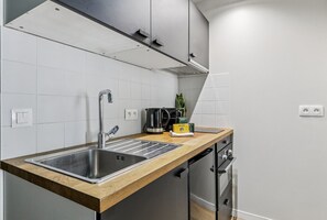 Geladeira, micro-ondas, fogão, cafeteira/chaleira