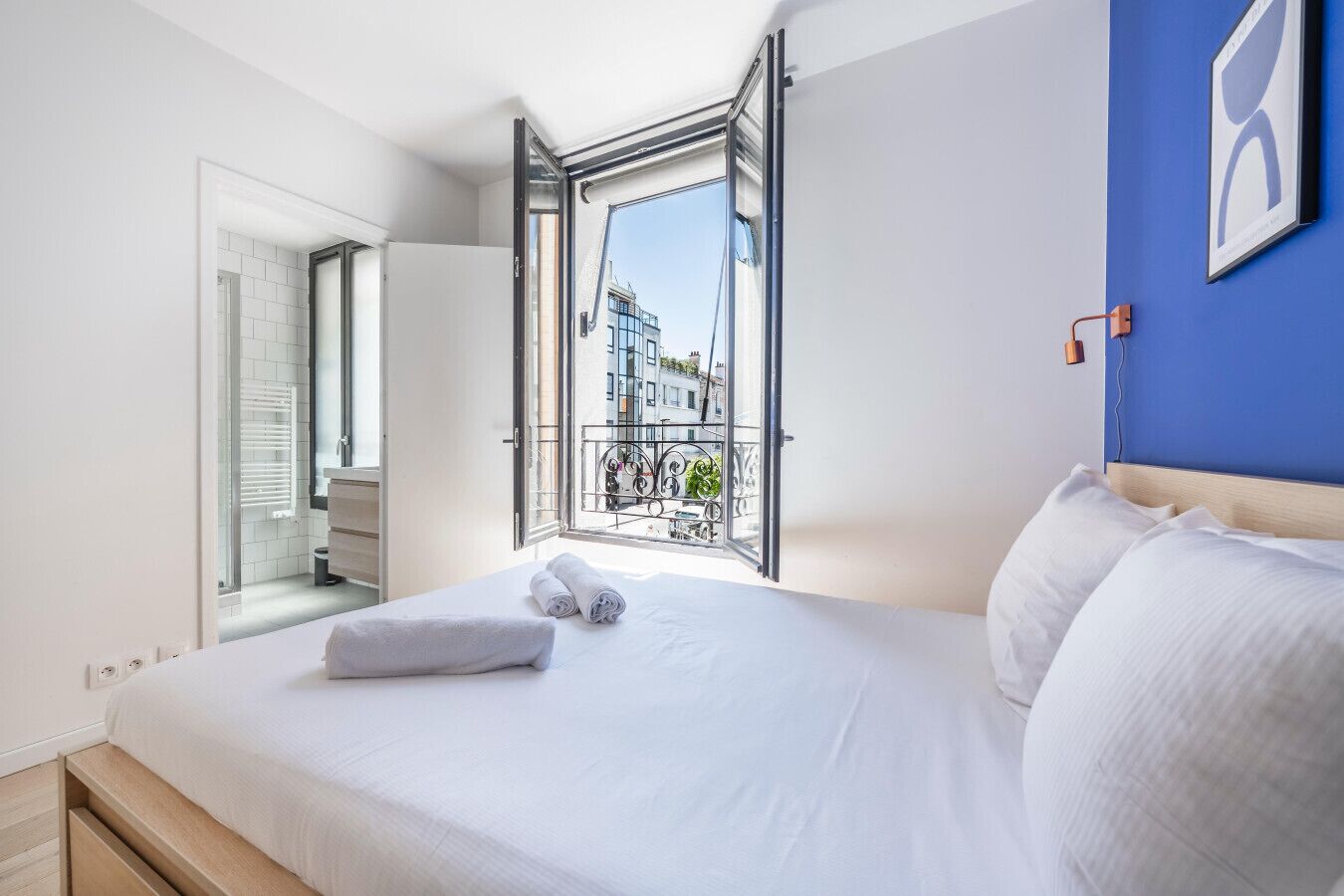 1 chambre, bureau, fer et planche à repasser, lit de bébé portatif