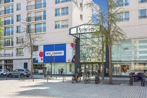 Rakennuksessa on kyltti, jossa lukee »Passages» ja »Monoprix Zara macron».