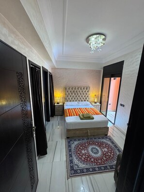 2 soverom, skrivebord, strykejern/-brett og wi-fi