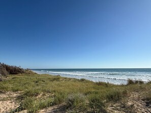 Chaises longues, serviettes de plage