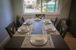 Dining - Comfortable and Convenient! (Mountlake Terrace)