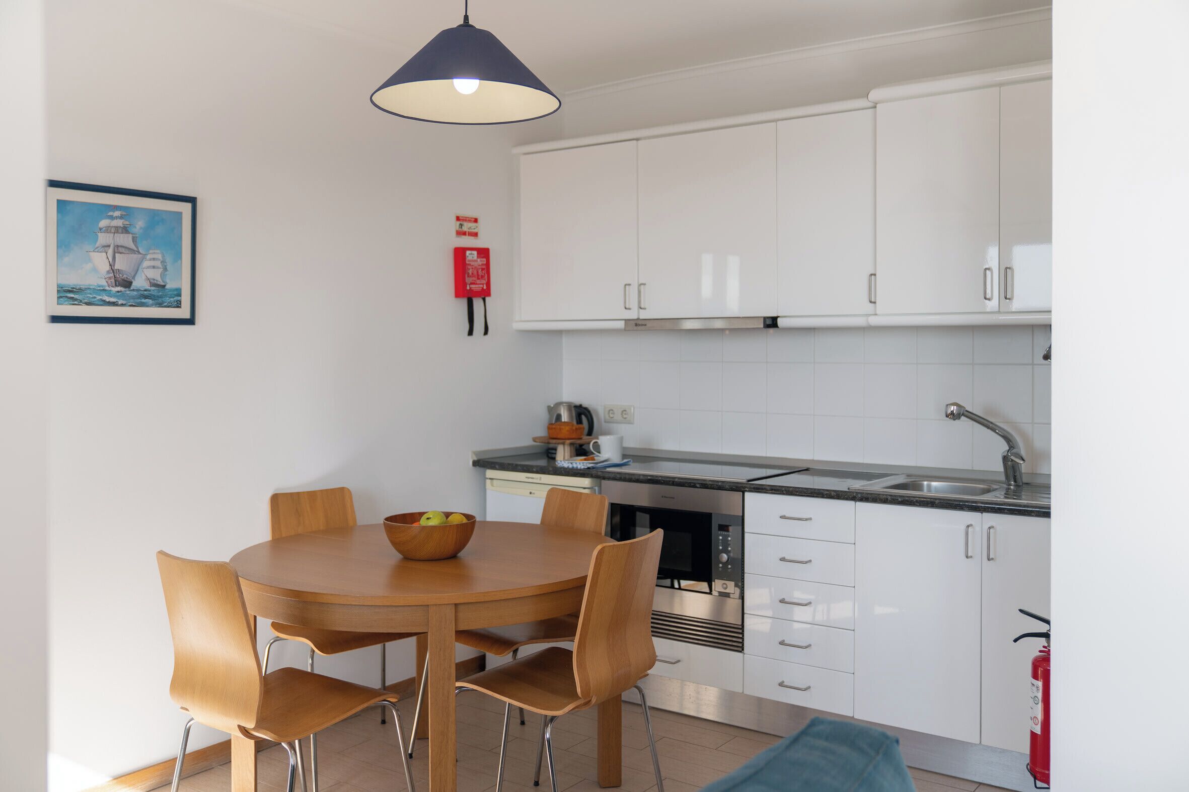Kühlschrank, Ofen, Herdplatte, Wasserkocher mit Kaffee-/Teezubehör
