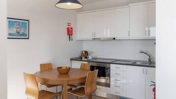 Kühlschrank, Ofen, Herdplatte, Wasserkocher mit Kaffee-/Teezubehör