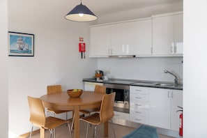 Réfrigérateur, four, plaque de cuisson, cafetière/bouilloire