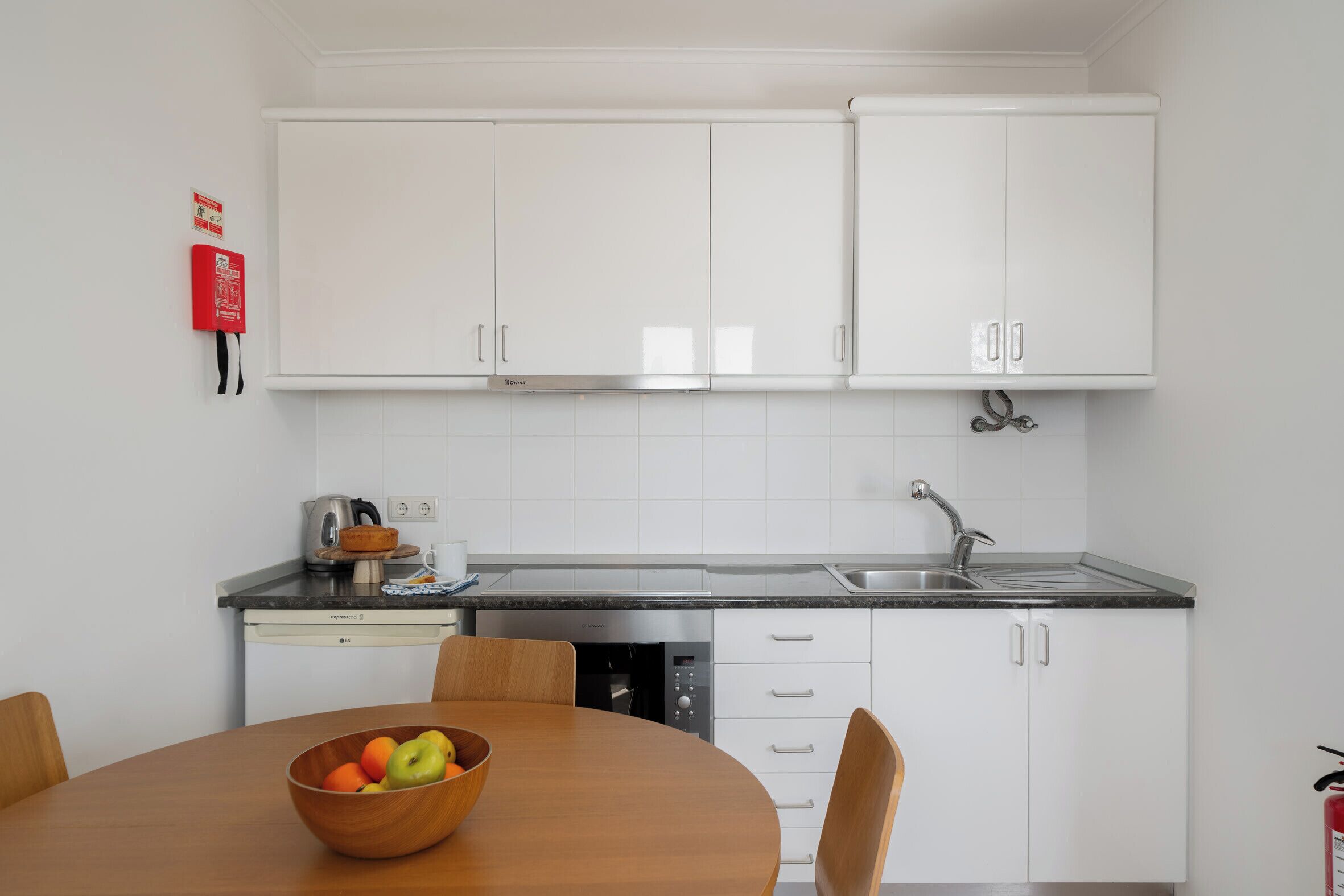 Kühlschrank, Ofen, Herdplatte, Wasserkocher mit Kaffee-/Teezubehör