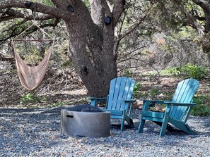 Property grounds - Charming 1-bedroom bungalow with fire pit and rural views (Kerrville)