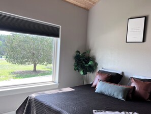 1 habitación, escritorio, tabla de planchar con plancha y cuna de viaje 