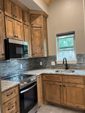 Fridge, microwave, oven, stovetop - Charming 1-bedroom bungalow with fire pit and rural views (Kerrville)