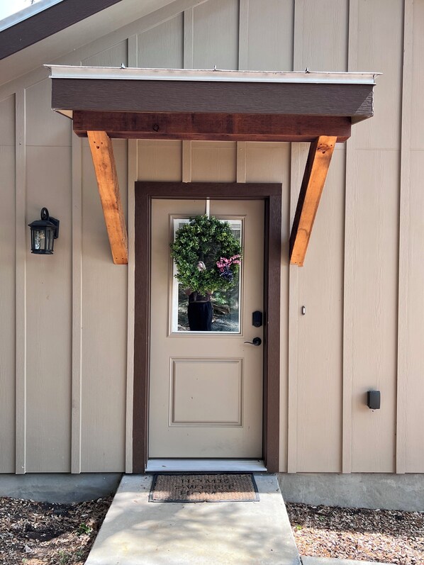 Exterior detail - Charming 1-bedroom bungalow with fire pit and rural views (Kerrville)