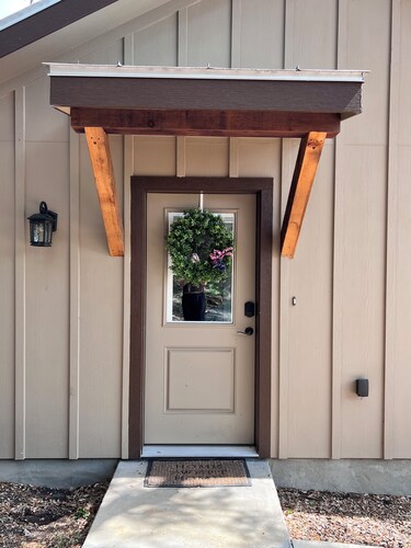 Charming 1-bedroom bungalow with fire pit and rural views