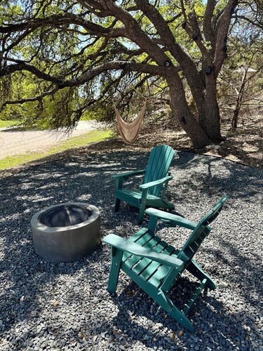 Charming 1-bedroom bungalow with fire pit and rural views
