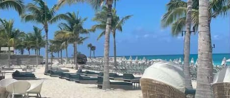 Playa en los alrededores, camastros y toallas de playa