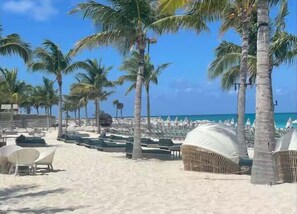 Playa en los alrededores, camastros y toallas de playa 