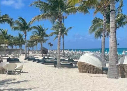 Gorgeous condo in Bimini. Spectacular sunsets from your own private balcony.