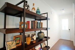 A bookshelf with various decorative items and books. - Luxurious Property in the Heart of Oxford (Oxford)