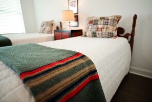 A bedroom with a bed, a bedside table, and a lamp. - Luxurious Property in the Heart of Oxford (Oxford)