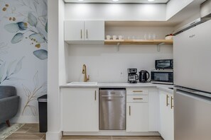 Réfrigérateur, micro-ondes, plaque de cuisson, cafetière/bouilloire