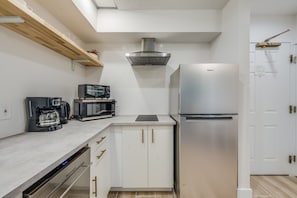 Refrigerador, microondas, placa de cocina, cafetera/tetera