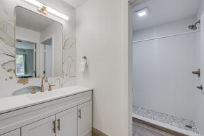 Shower, hair dryer, towels, toilet paper - Condo close to Universal Studios & Epic Universe (Orlando)