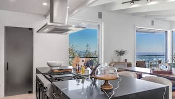 Family House, City View | Private kitchen | Full-size fridge, microwave, oven, stovetop