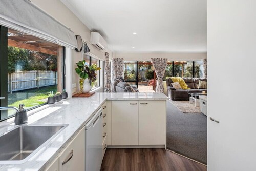 Logan House | Stylish Family Retreat w/ BBQ, Garage & Comfort