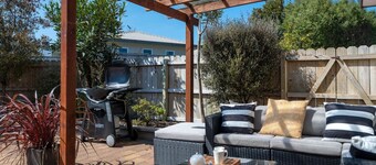 Logan House | Stylish Family Retreat w/ BBQ, Garage & Comfort