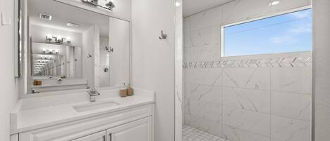 Dusj, hårføner, håndklær og såpe