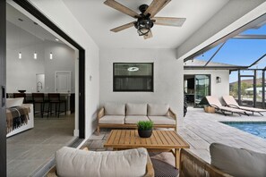 Outdoor dining - Paradise in front of the water (Cape Coral)