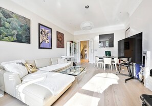 Smart TV - Classic London: Three bedroom Family Home with Private Garden Space. (London)