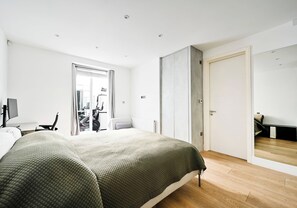 3 chambres, bureau, fer et planche à repasser, lit de bébé portatif